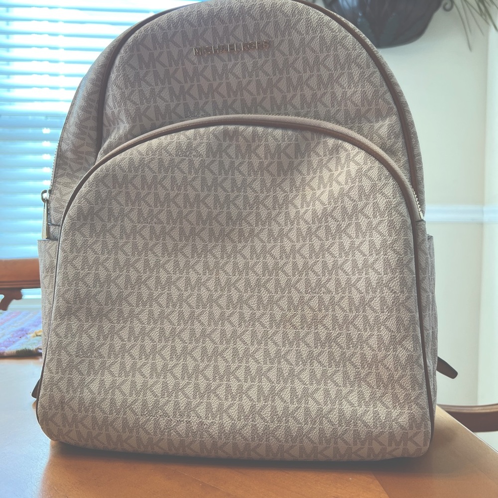 *Beautiful Michael Kors Abbey Vanilla Backpack with tags*